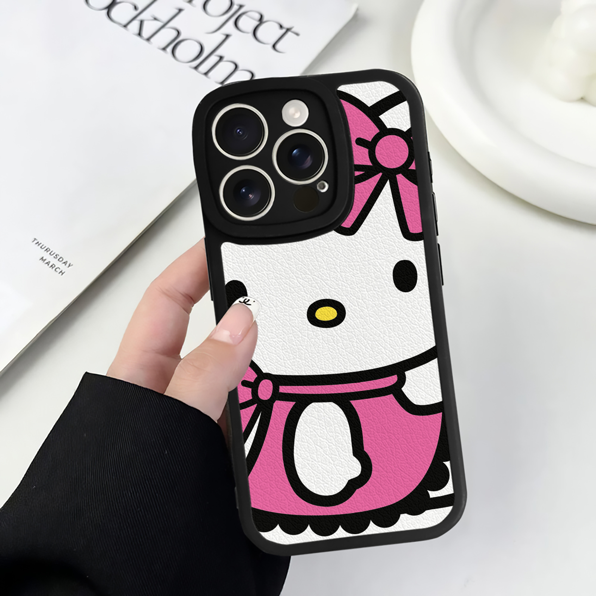 （画像用） Hello Kitty ハローキティ 【iPhone 16シリーズ対応】シリコンスマホケース（レザー調） 材質：シリコン
